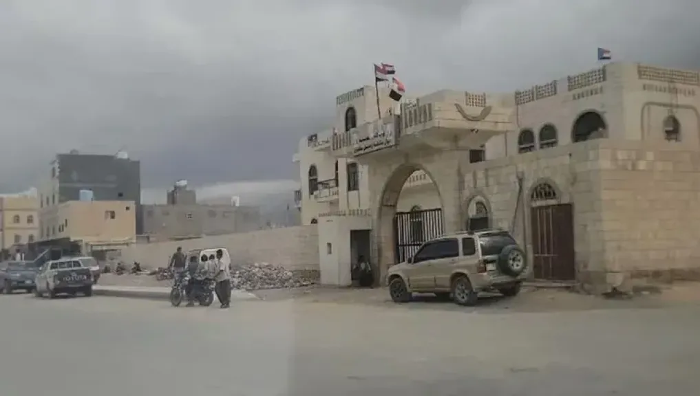 علم اليمن يرفرف مجدداً في سقطرى... هل بدأت ساعة الرحيل الإماراتي والانتقالي؟
